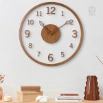 Horloge murale en bois au design minimaliste
