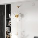 Design épuré d'une horloge dorée moderne