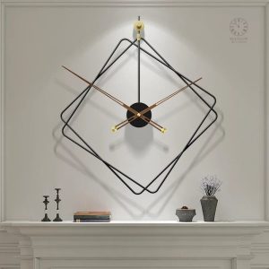 Horloge murale design noire avec chiffres minimalistes