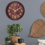 Horloge nordique avec chiffres clairs et élégants