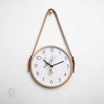 Horloge murale en bois avec chiffres stylés