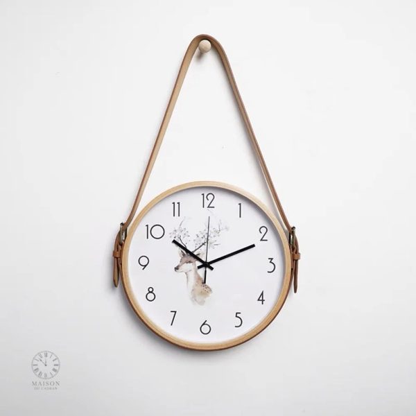 Horloge murale en bois avec chiffres stylés