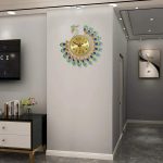 Horloge murale contemporaine, motif Paon coloré et stylisé