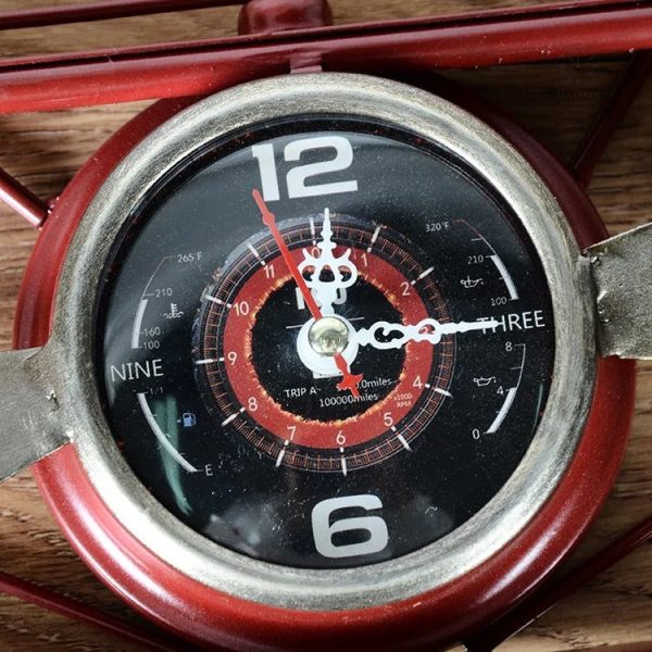 Horloge murale rétro aux accents classiques et charmants