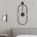 Horloge murale noire au design minimaliste et chic
