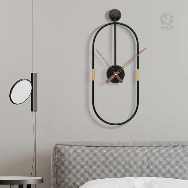 Horloge murale noire au design minimaliste et chic