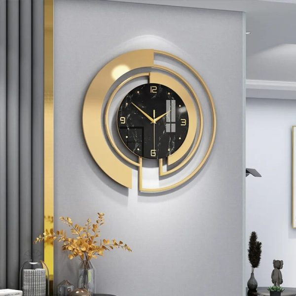 horloge-noir-et-dore-1 Horloge noire et dorée élégante pour décoration intérieure