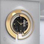 Horloge design noir avec accents dorés pour un style moderne