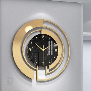 Horloge design noir avec accents dorés pour un style moderne