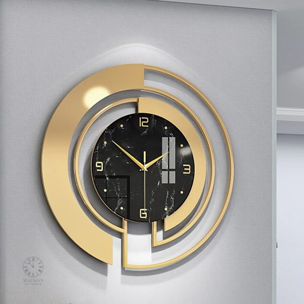 Horloge design noir avec accents dorés pour un style moderne