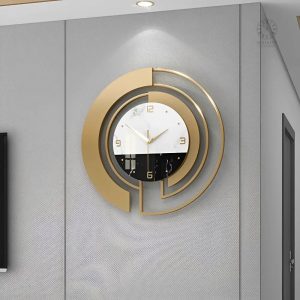 Horloge murale noire et dorée pour un look contemporain