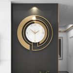 Horloge décorative noire et dorée pour ajouter du caractère