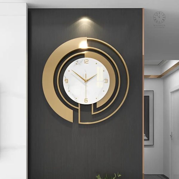 Horloge décorative noire et dorée pour ajouter du caractère