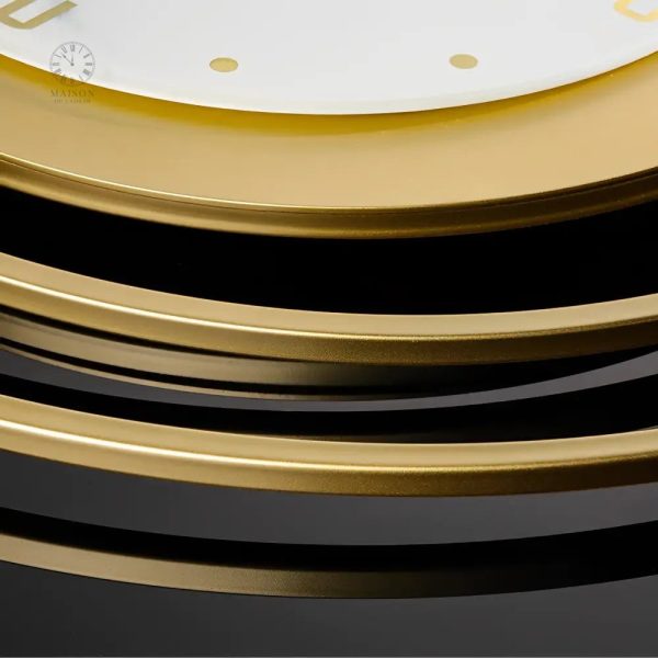 Horloge murale noire et dorée, un accessoire de décoration intemporel