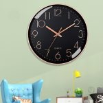 Horloge élégante noir et or, design moderne et raffiné