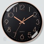 Horloge noire avec accents dorés, style chic et contemporain
