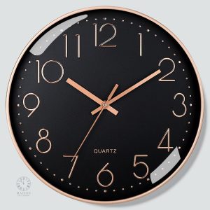 Horloge noire avec accents dorés, style chic et contemporain