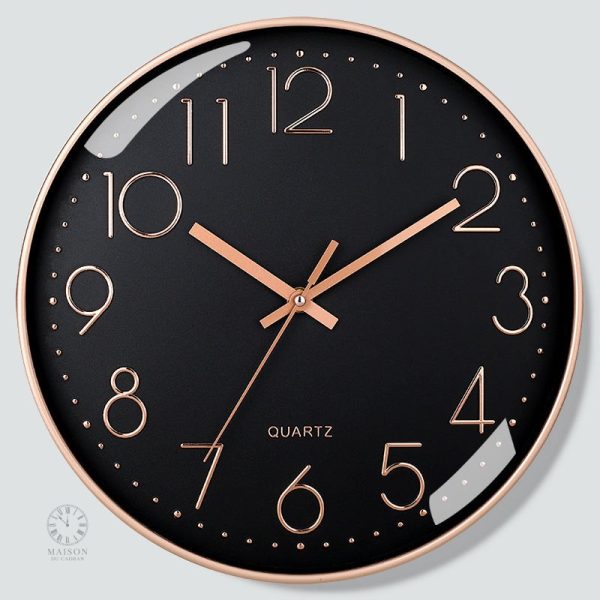 Horloge noire avec accents dorés, style chic et contemporain