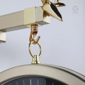 Horloge noire au style minimaliste pour un intérieur chic