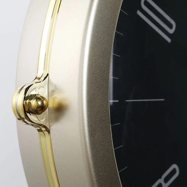 Horloge murale design luxe en noir, ajout stylé à votre mur