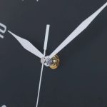Horloge noire au design épuré, parfaite pour tout espace