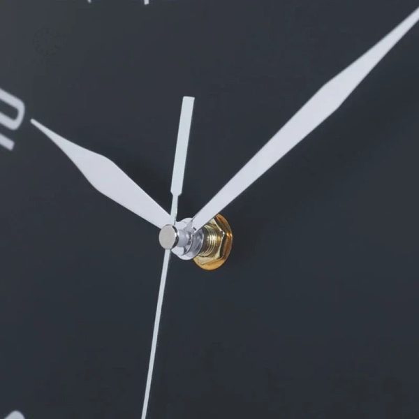 Horloge noire au design épuré, parfaite pour tout espace