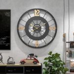 Horloge noire en métal design moderne