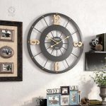 Horloge en métal noir, touche artistique pour mur