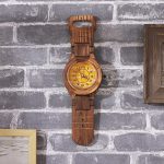 Horloge originale en bois pour un décor chaleureux