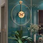 Pendule murale classique avec chiffres romains décoratifs