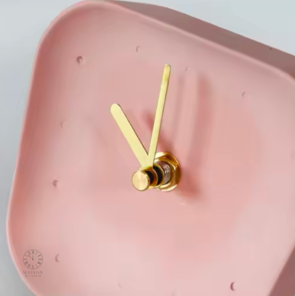 Horloge pour bureau avec un mécanisme silencieux