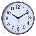 Horloge blanche au design épuré et contemporain