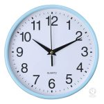 Horloge blanche avec chiffres clairs et lisibles