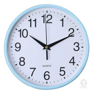 Horloge blanche avec chiffres clairs et lisibles