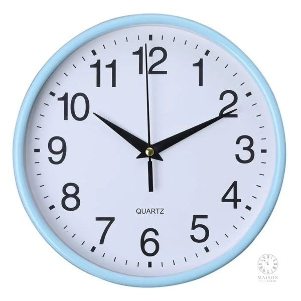 Horloge blanche avec chiffres clairs et lisibles