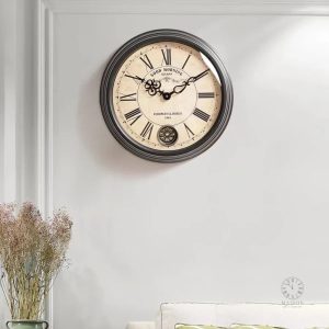 Horloge vintage au design classique avec chiffres romains