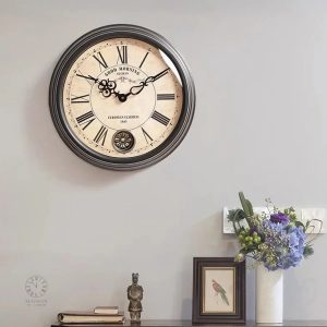 Horloge au style ancien avec grands chiffres romains