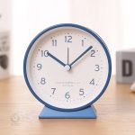 Horloge avec affichage lumineux et ergonomique