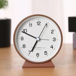 Réveil au style minimaliste et fonctionnel