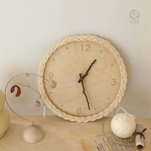 Horloge en rotin murale décorative pour un intérieur chaleureux