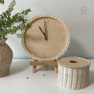Horloge murale en rotin au design naturel et élégant