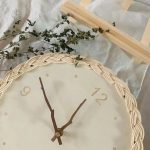 Horloge en rotin, accessoire tendance pour la maison