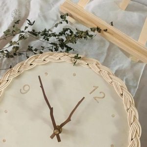 Horloge en rotin, accessoire tendance pour la maison