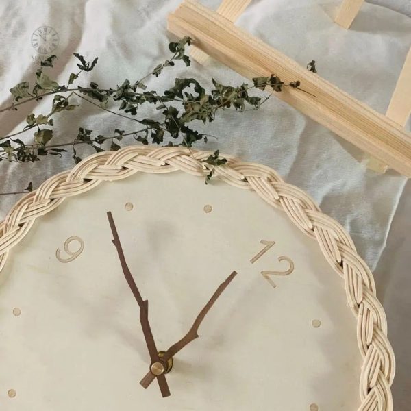 Horloge en rotin, accessoire tendance pour la maison
