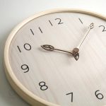 Horloge moderne scandinave avec chiffres en relief
