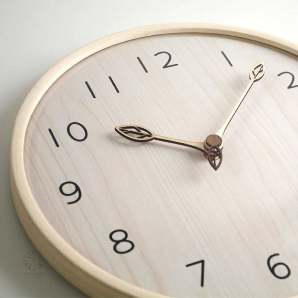 Horloge moderne scandinave avec chiffres en relief