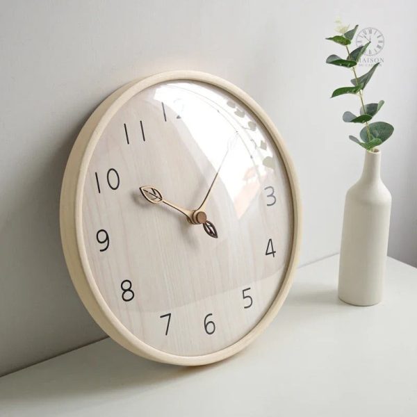 Horloge en bois scandinave au style contemporain
