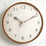 Horloge scandinave au coloris neutre et chaleureux