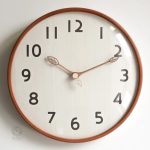 Horloge murale scandinave avec finition mate