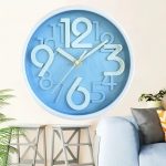 Horloge Scandinave au cadran clair et épuré